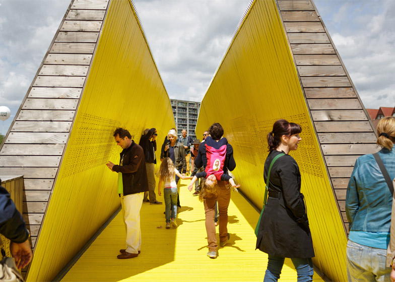 puente-peatonal-luchtsingel-urbanismo-crowdfunding-rotterdam-pedestrian-bridge-urbanism-more-than-green-morethangreen-1